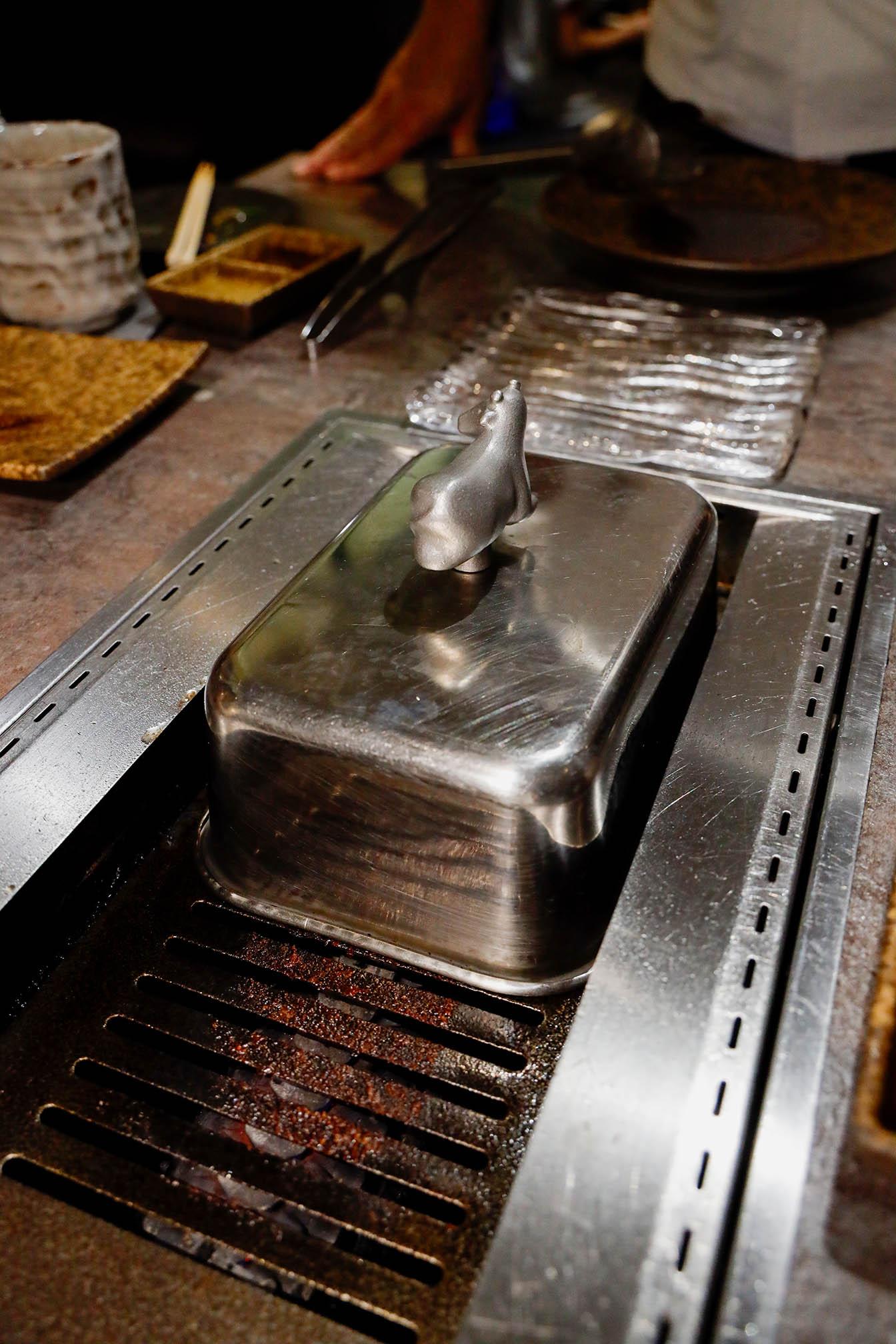 每邊燒約40秒,再反轉燒另一面,重複兩次,再轉成弱火並加蓋燒。