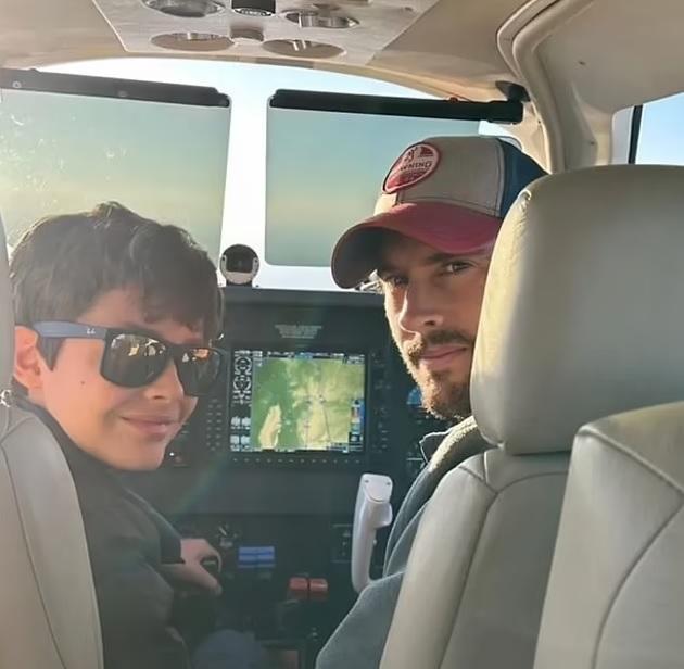 死神來了|父子在機艙合照。(互聯網)