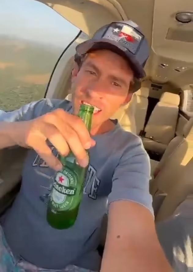 死神來了|馬伊亞一邊飲啤酒一邊自拍。(互聯網)