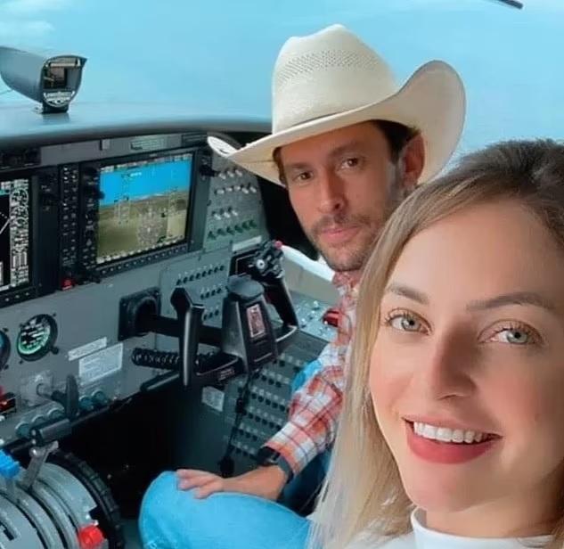 死神來了|馬伊亞與妻子在機艙合照。(互聯網)