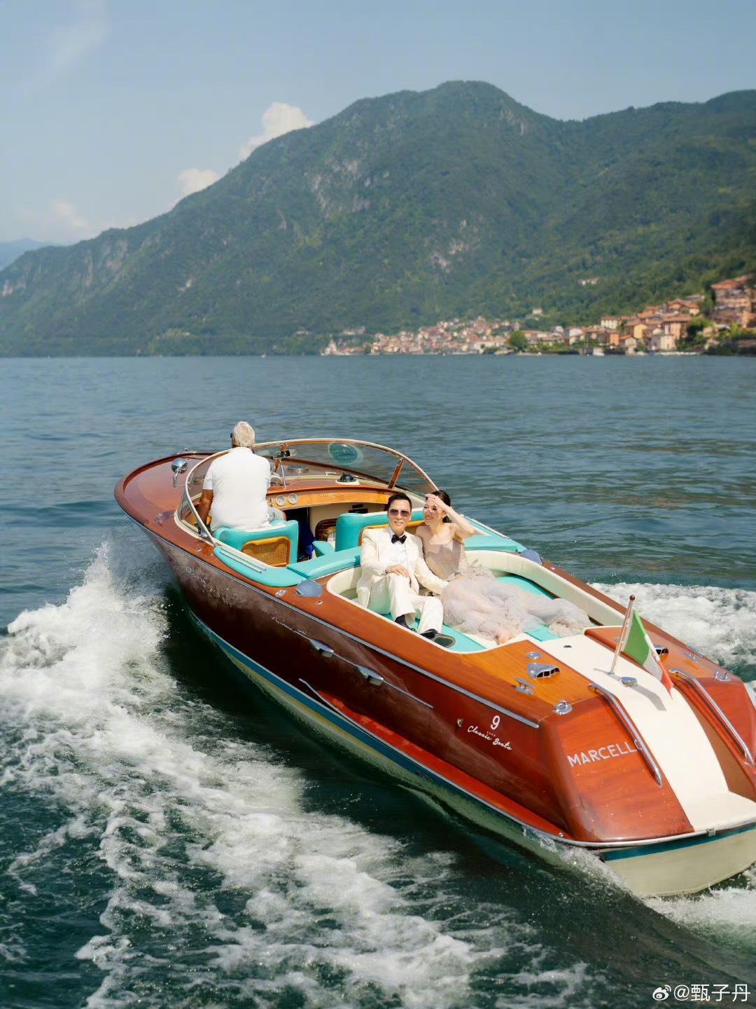 甄子丹和汪詩詩上月在意大利補辦大型豪華婚禮,二人乘坐遊艇進場。(資料圖片)