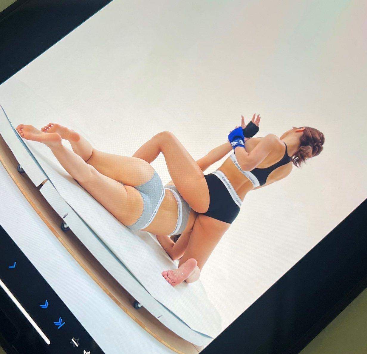 波多野結衣、大槻響擺出各式各樣高難度動作。