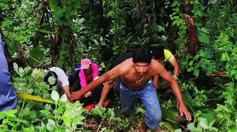 救援人員把Manee從山溝救出。(互聯網)