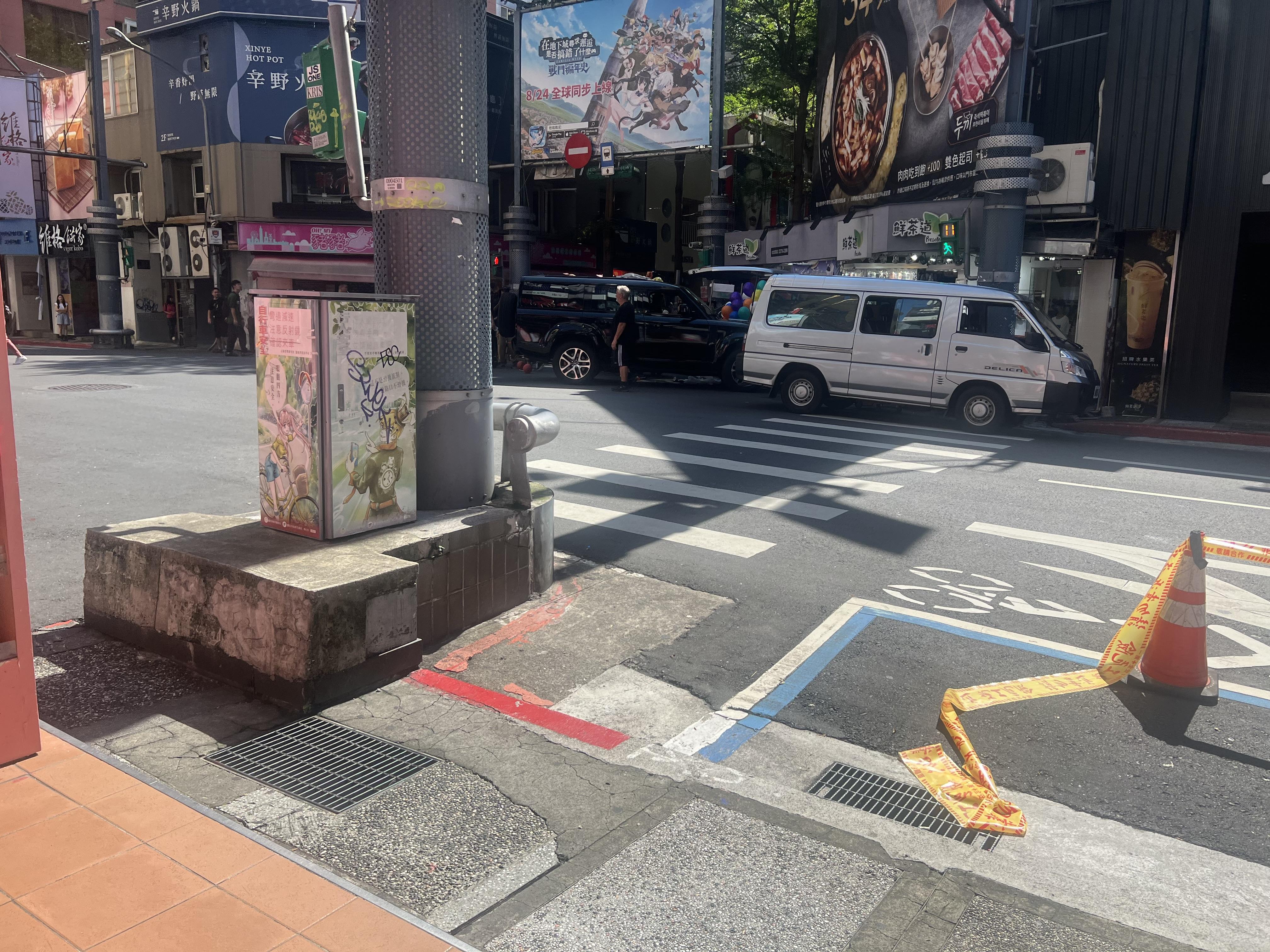 現場演出撞車戲碼。(圖/陳奕廷攝)