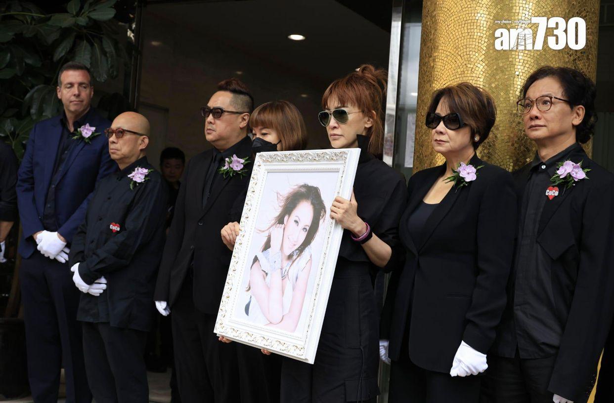 甄妮跟李玟感情要好,亦在CoCo大殮當日扶靈。