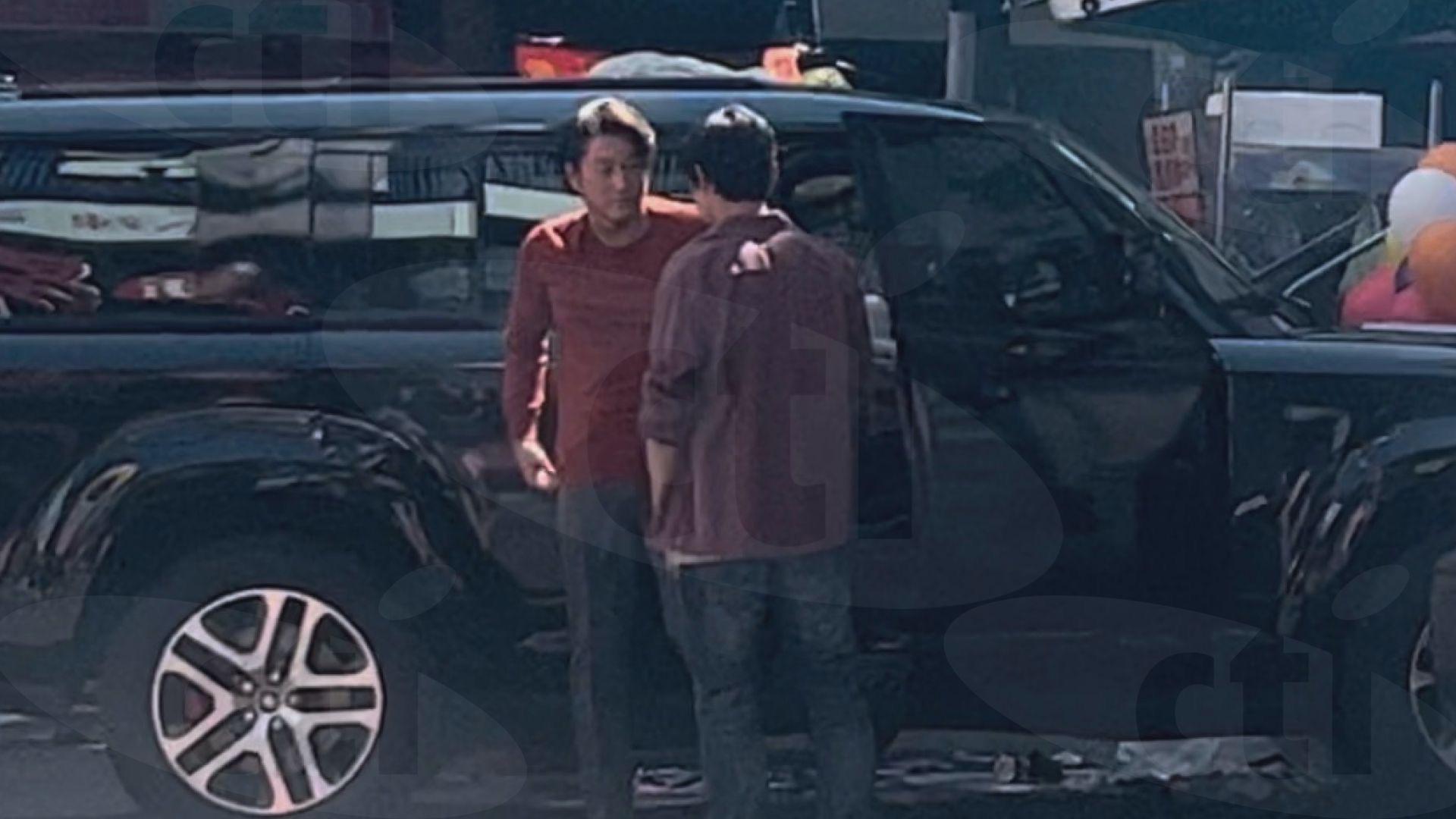 洛比桑監製新片《周末在台北》21日移師西門町拍攝,姜成鎬走下拍撞車戲的道具車。(圖/陳奕廷攝)