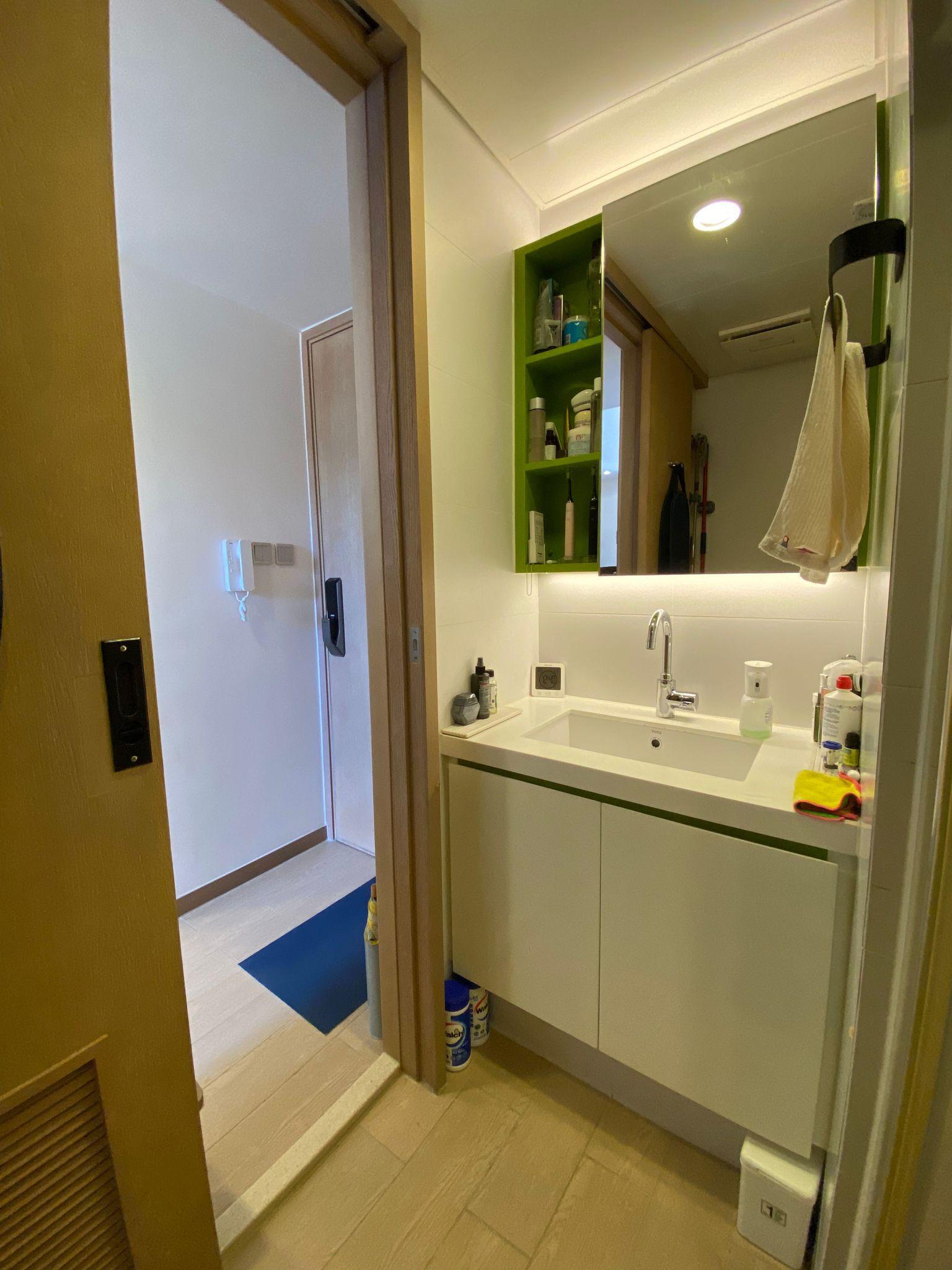 小巧的浴室五臟俱全,裝修亦企理整潔。