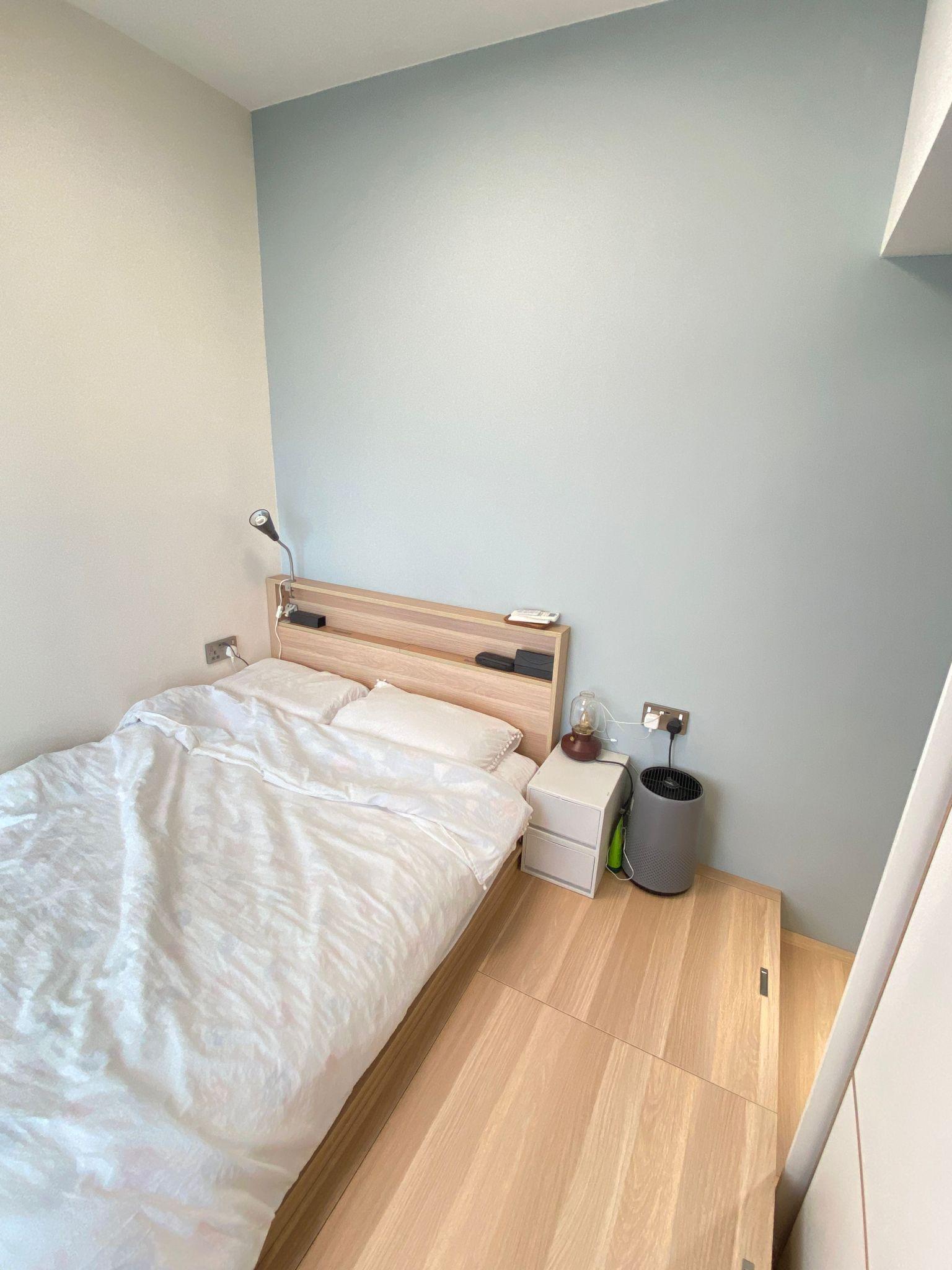 睡房髹有灰色背牆,搭配暖色系家具,具優雅知性的寧靜感覺。