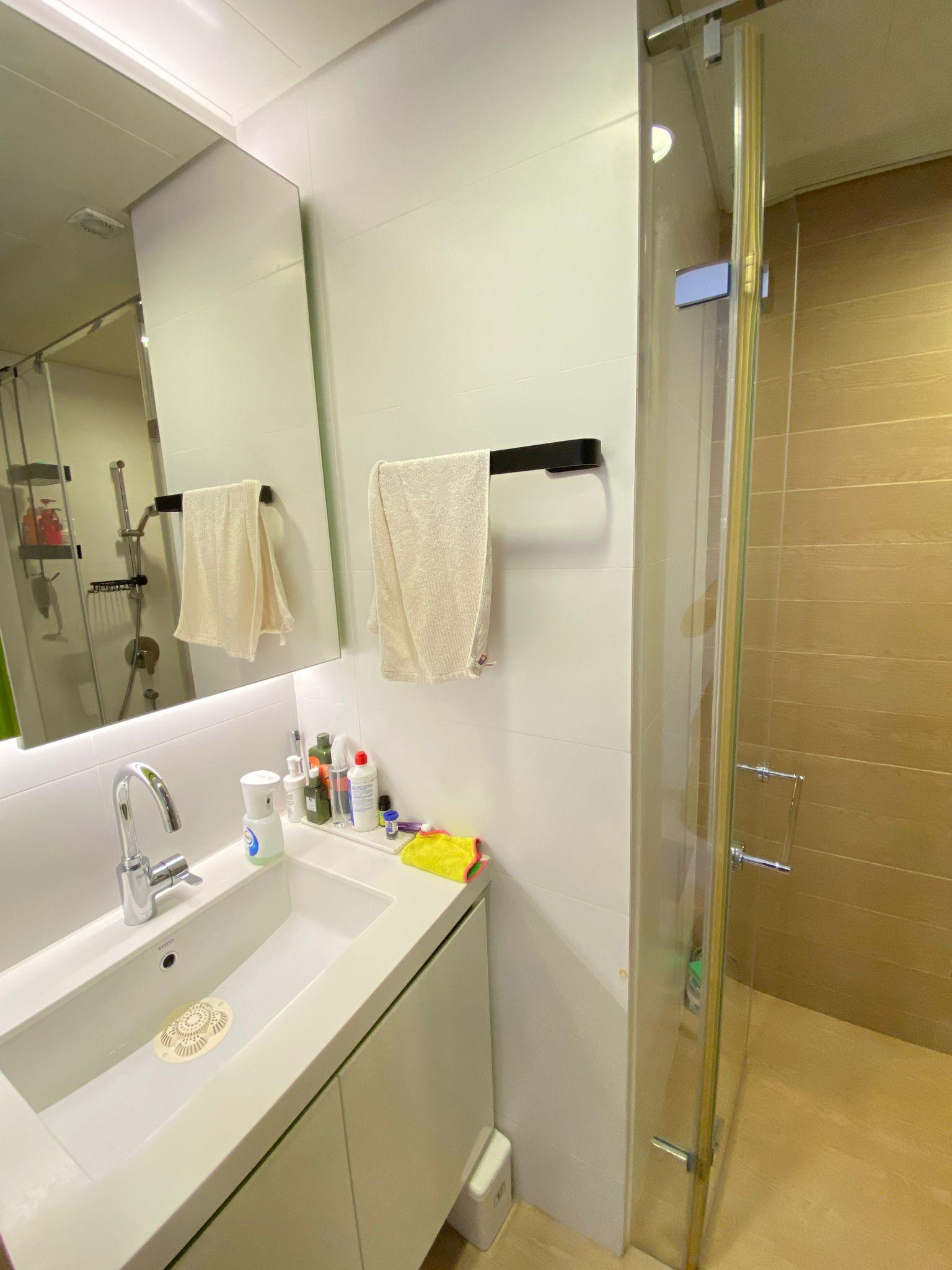 浴室屬企缸設計,裝修新淨。