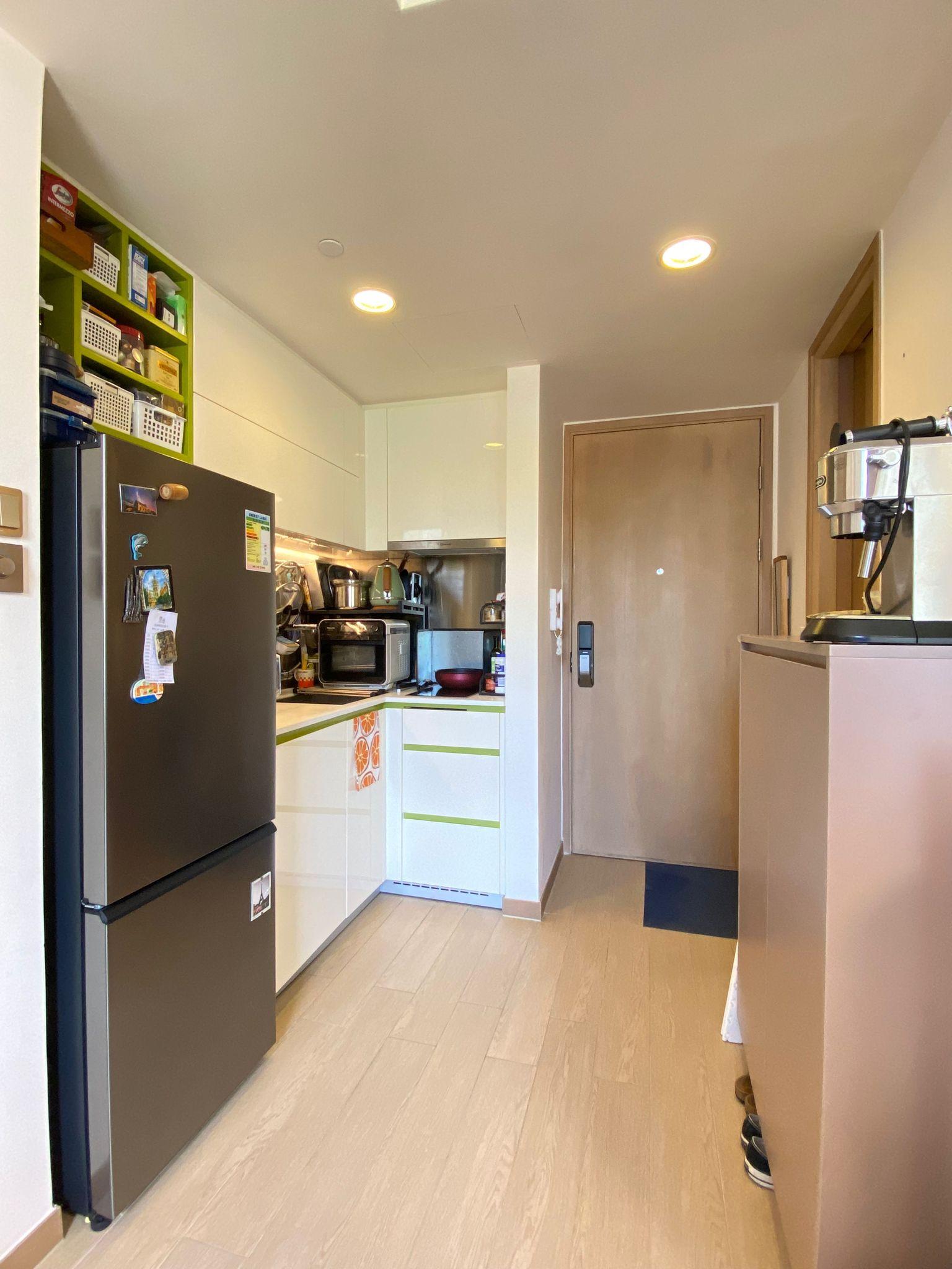 大門設有小小的玄關位,進門便是開放式廚房。