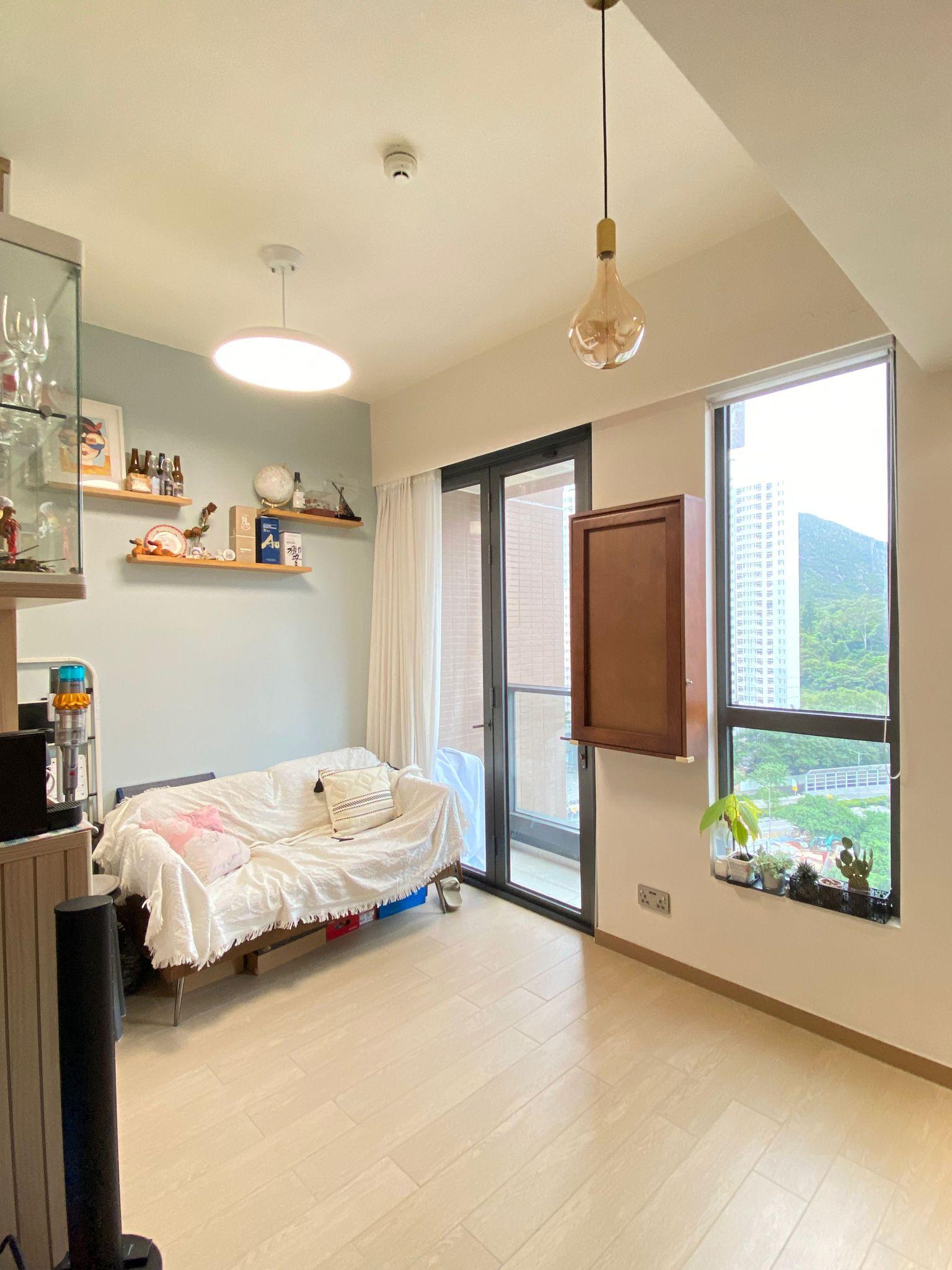 大廳外接小露台,室內採光度高,室外視野則翠綠開揚。