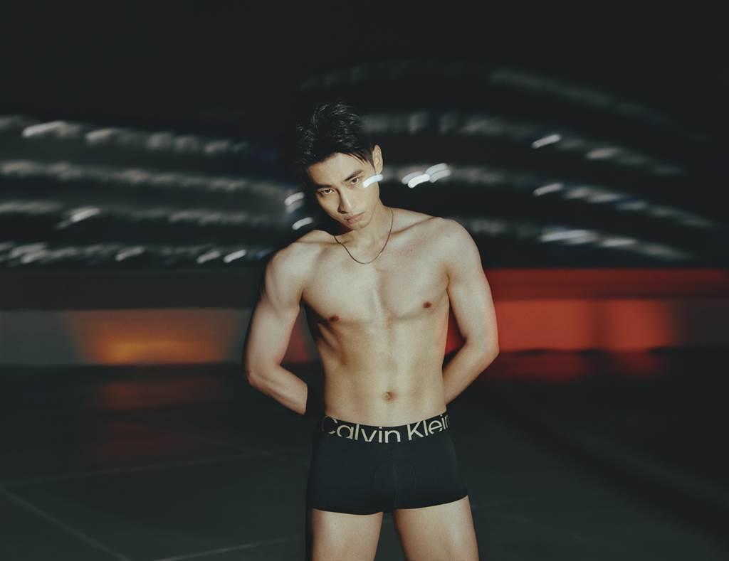 章廣辰展露肌肉線條,十分養眼。