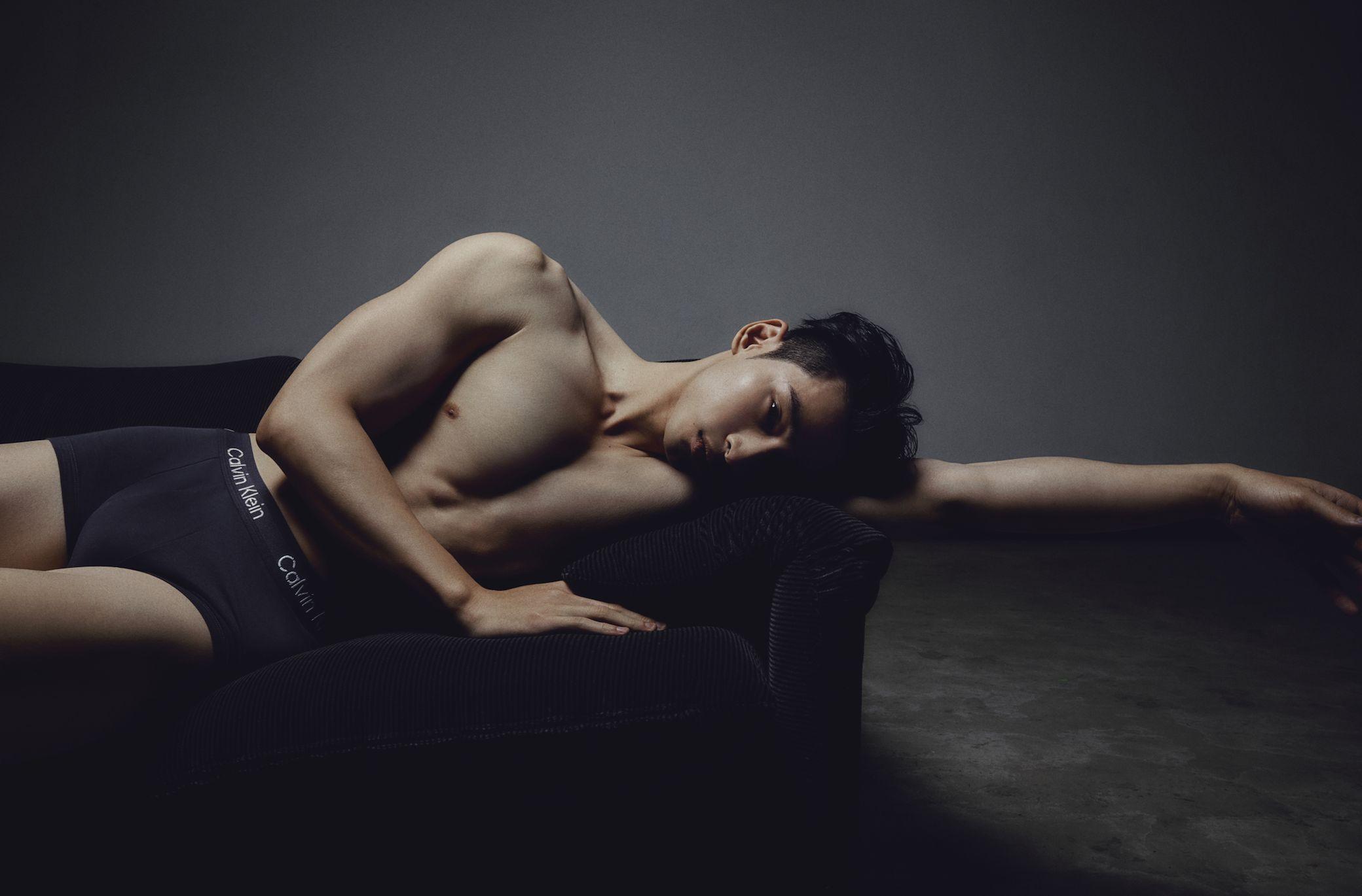 章廣辰僅穿內褲上陣,呈現出激凸畫面。