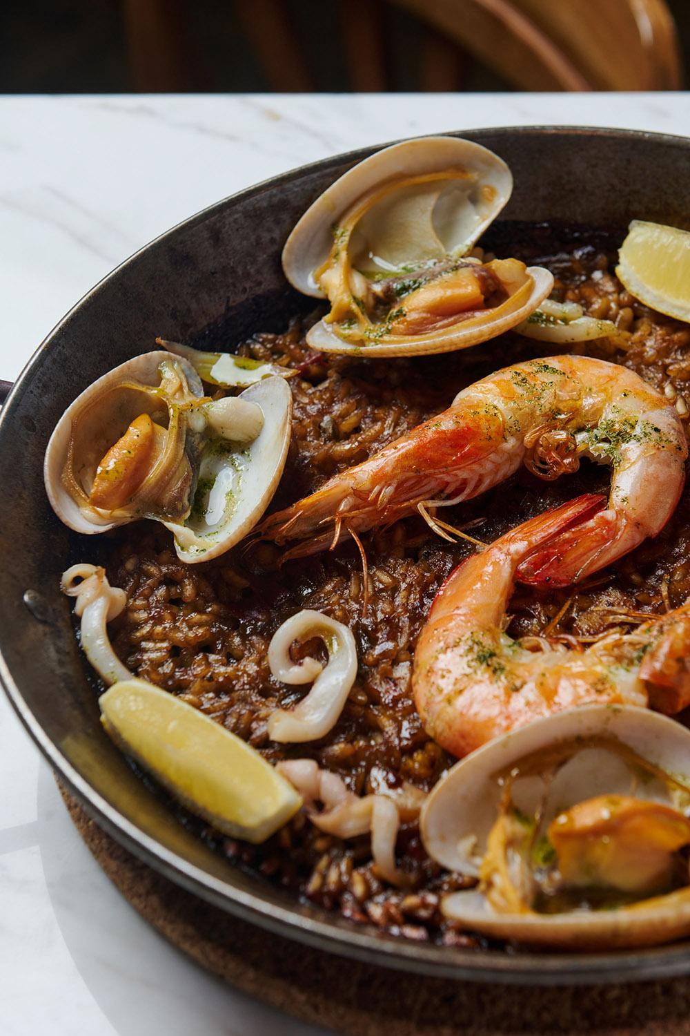 經典西班牙海鮮燴飯$288,鋪滿豐富的海鮮,是每枱必點菜式。