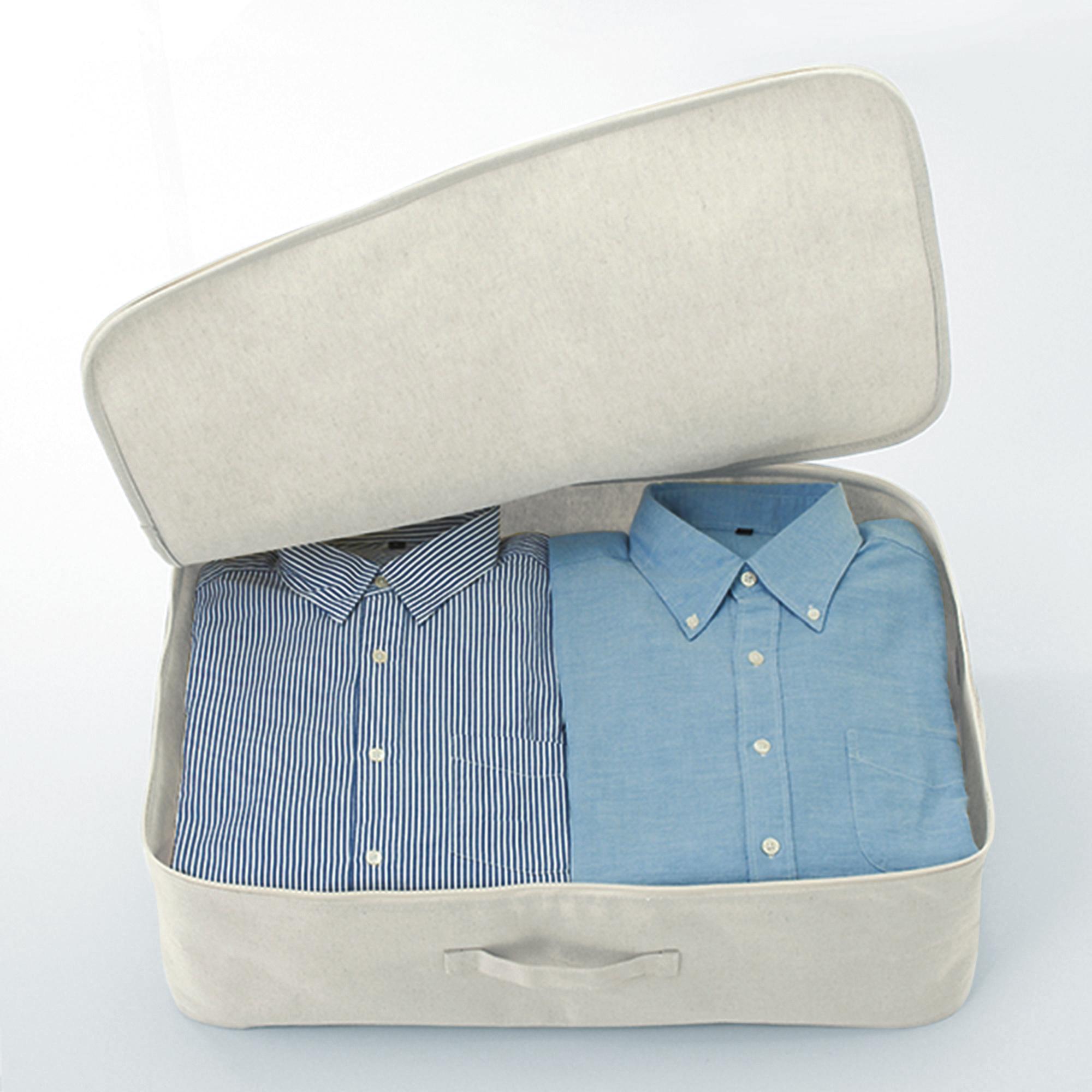 聚酯棉麻儲物│布料內側經塗層加工,耐用度高且易於清潔。不使用時可摺疊收藏,節省收納空間。另有附拉鏈款式,有助避免內藏物件沾上灰塵。HK$45–$198