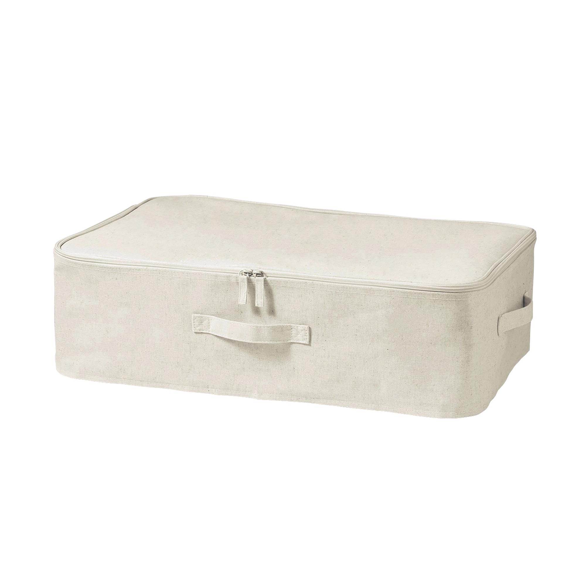 聚酯棉麻儲物│布料內側經塗層加工,耐用度高且易於清潔。不使用時可摺疊收藏,節省收納空間。另有附拉鏈款式,有助避免內藏物件沾上灰塵。HK$45–$198