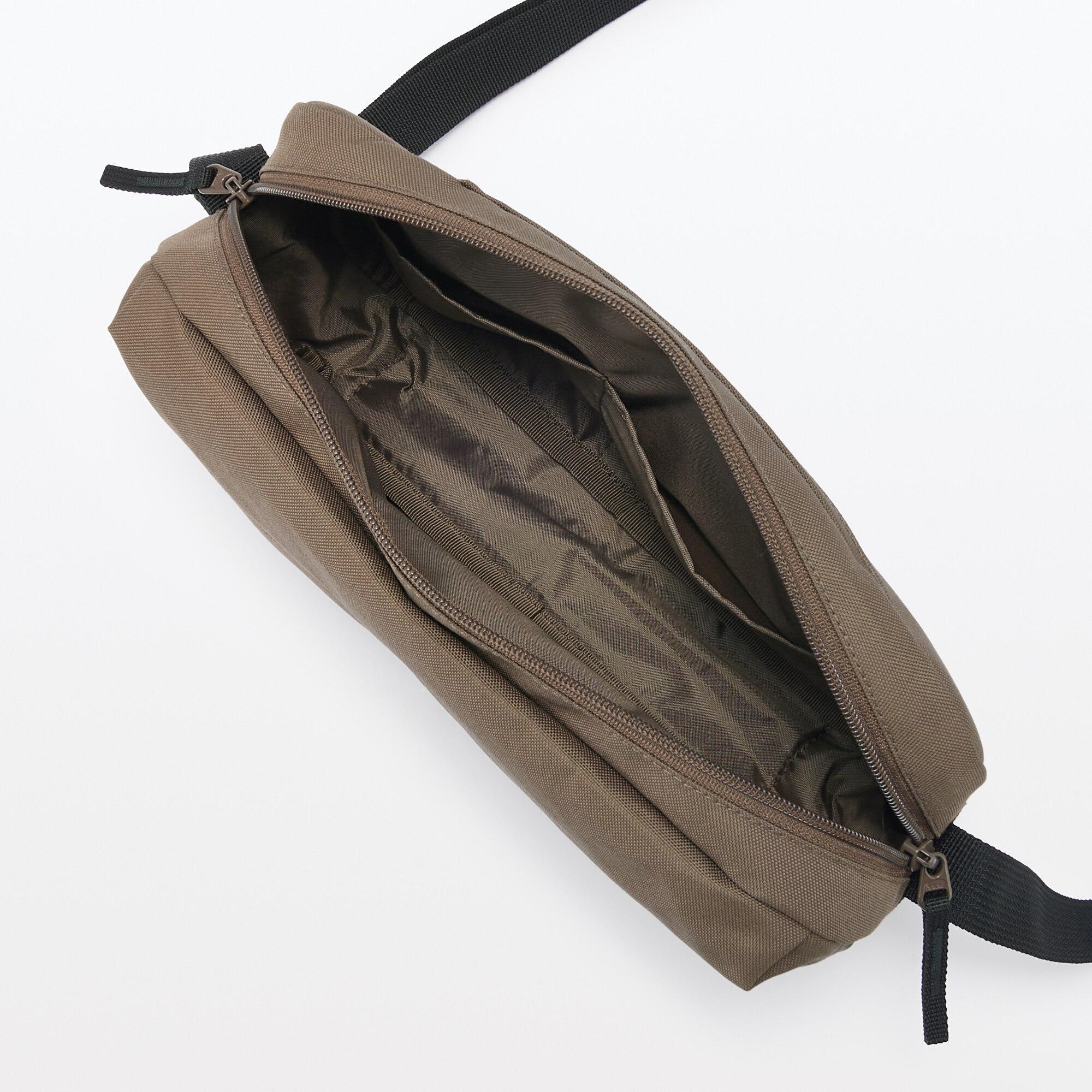 聚酯纖維撥水加工兩用掛肩袋│素材經撥水加工處理,可拆除肩帶作小物袋使用。HK$158