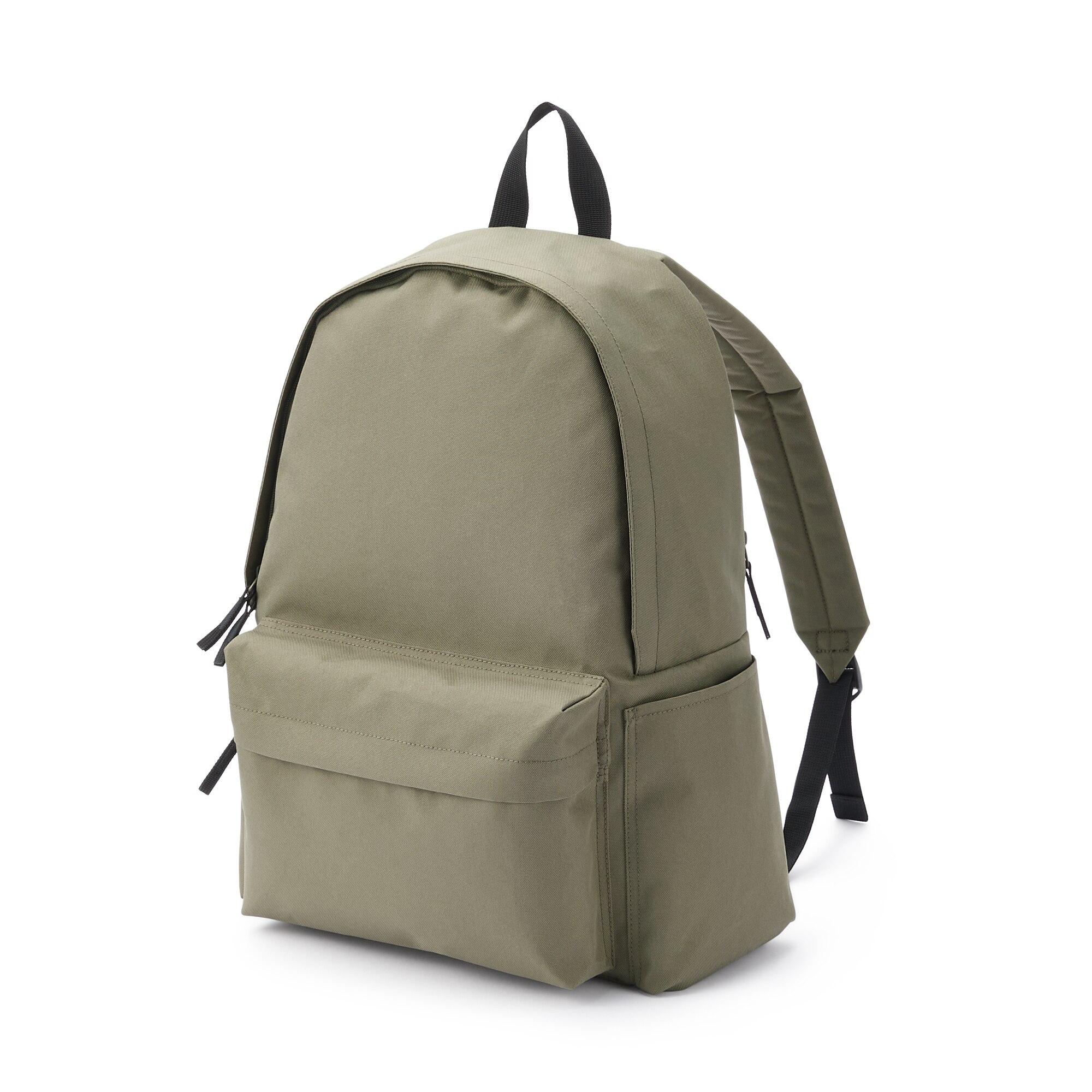 聚酯纖維撥水加工背囊│改良肩墊內外兩側厚度,有助減輕雙肩負擔。附有手提電腦專用間隔,收納空間充足。布料經撥水加工處理,不易沾上水性污垢。HK$288