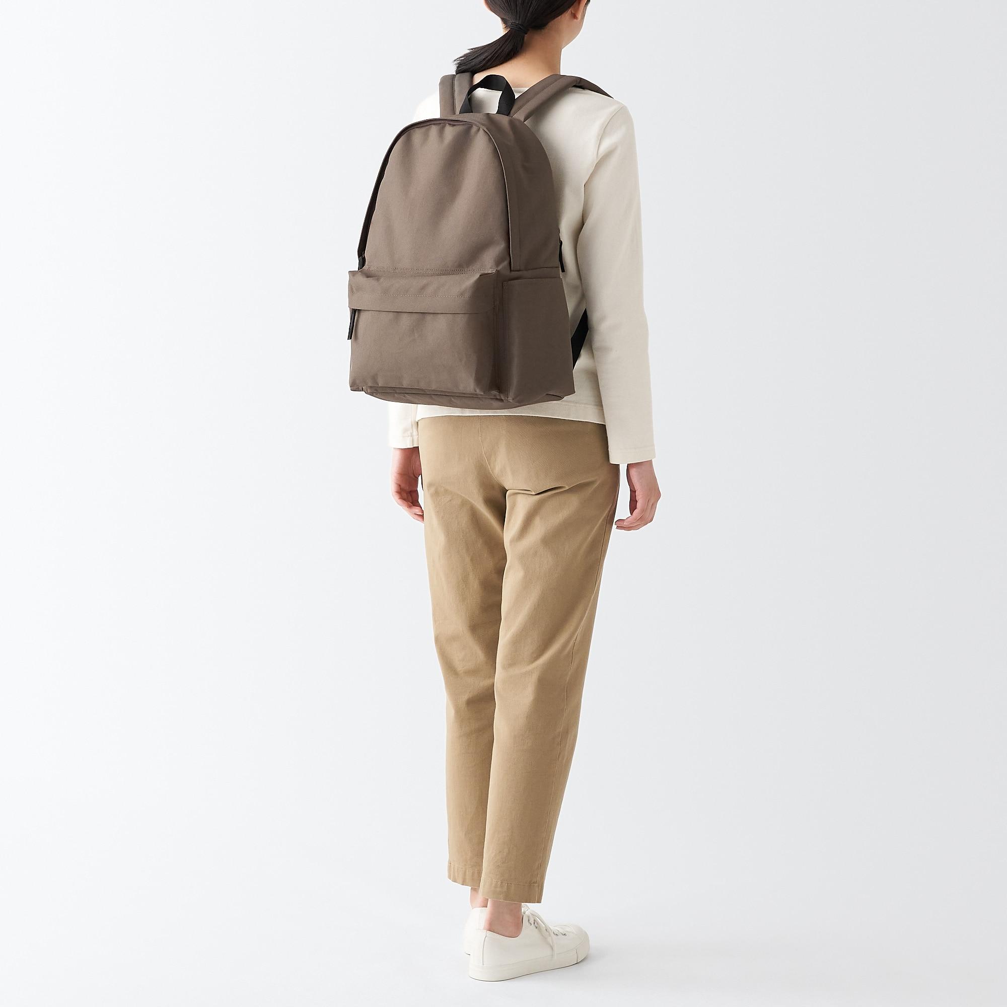 聚酯纖維撥水加工背囊│改良肩墊內外兩側厚度,有助減輕雙肩負擔。附有手提電腦專用間隔,收納空間充足。布料經撥水加工處理,不易沾上水性污垢。HK$288