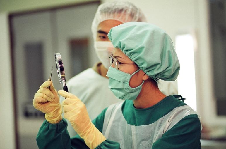 聶寶言一直覺得能幫助受害人沉冤得雪是她的理想,並以擔任法醫為榮,認為不需要刻意去迎合他人來換取所謂的「愛情」。(網上圖片)