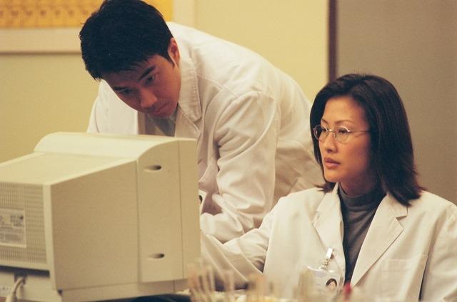 聶寶言容貌姣好,又是職場女性的典範,但卻因為其職業需要時常接觸屍體,以及其硬朗的作風讓不少男士卻步,以至被標籤為「大齡剩女」。(網上圖片)