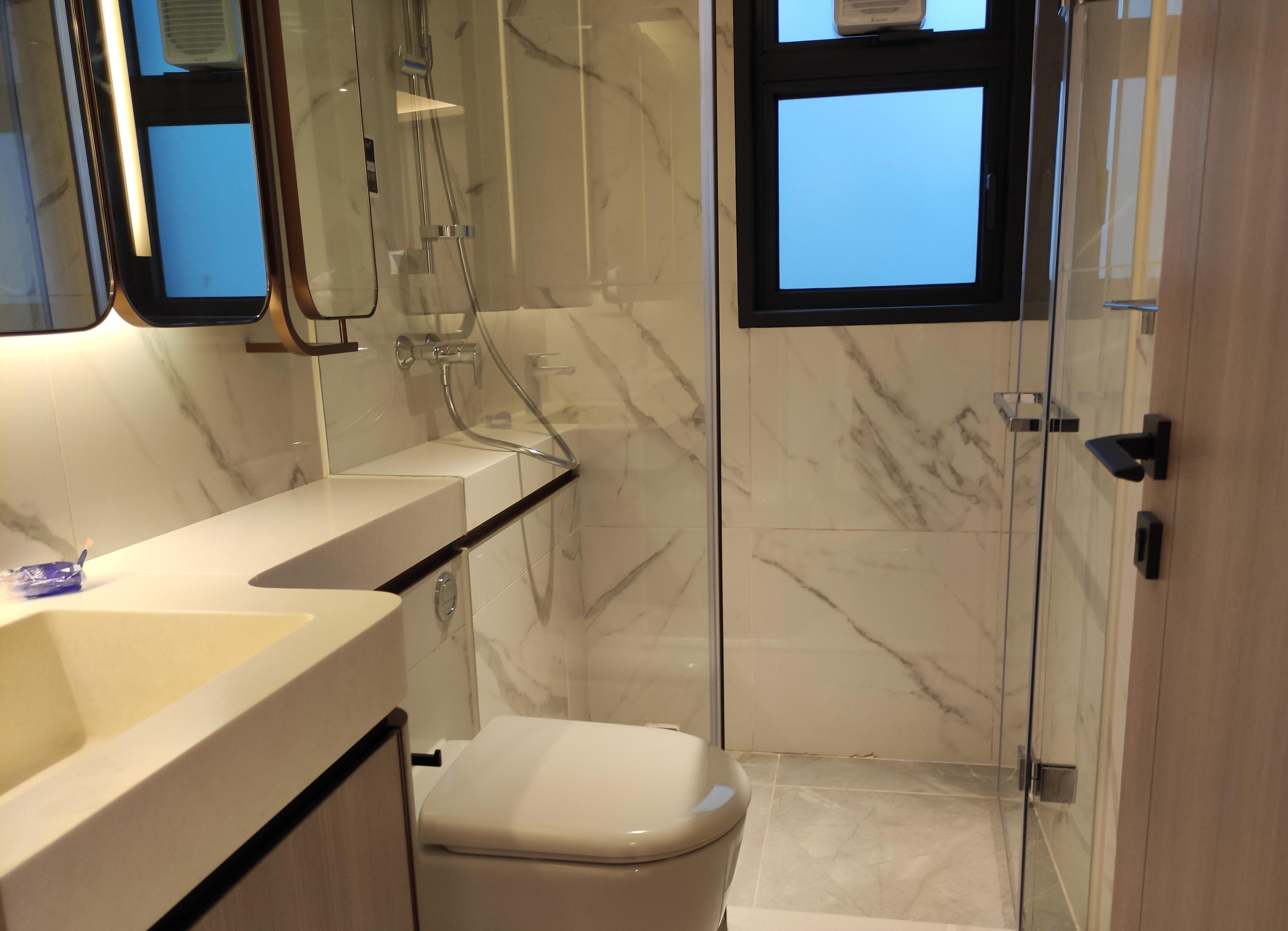 浴室為企缸明廁,裝修配套簇新齊全。