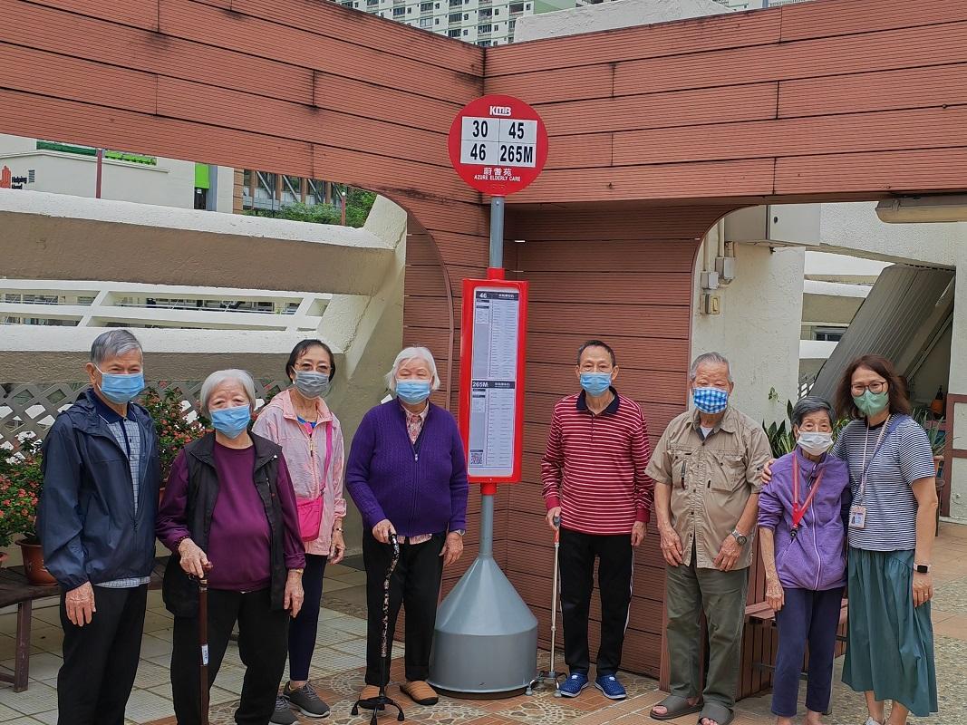 九巴向安老院舍捐贈巴士站牌。(九巴提供)