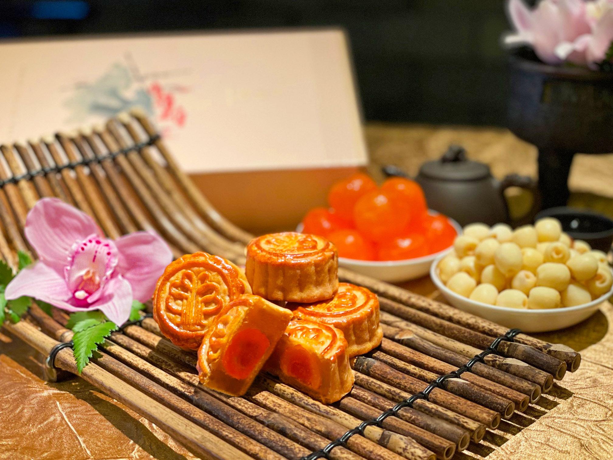 蛋黃白蓮蓉月餅