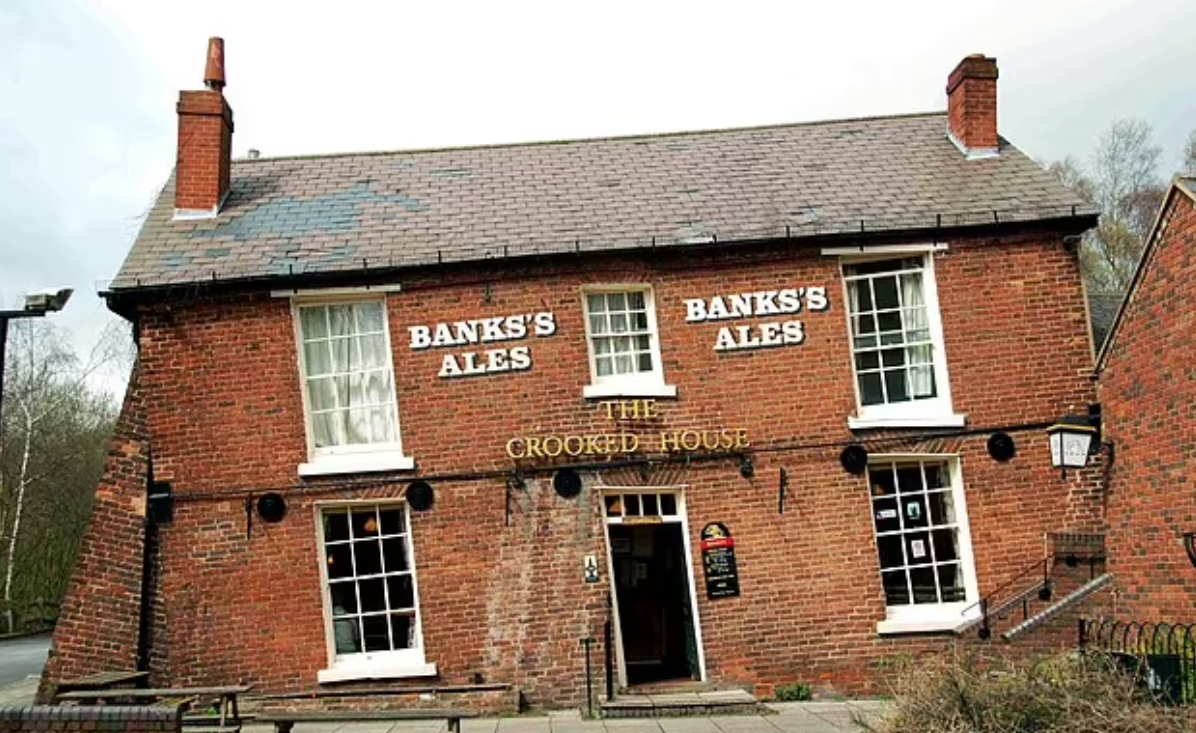 The Crooked House因獨特的傾斜效果,令人產生多種錯覺,而吸引世界各地遊客。(互聯網)