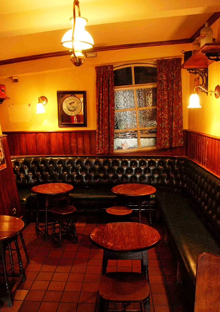 The Crooked House因獨特的傾斜效果,令人產生多種錯覺,而吸引世界各地遊客。(互聯網)