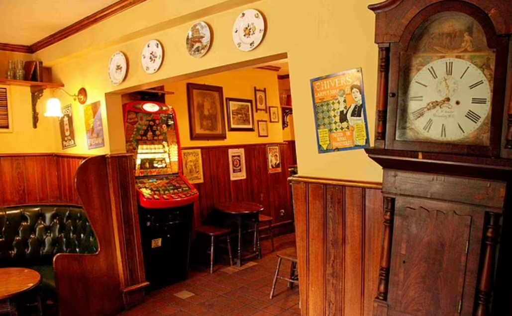 The Crooked House因獨特的傾斜效果,令人產生多種錯覺,而吸引世界各地遊客。(互聯網)