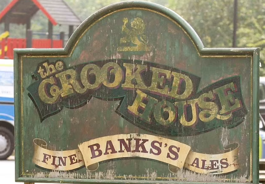 The Crooked House因獨特的傾斜效果,令人產生多種錯覺,而吸引世界各地遊客。(互聯網)