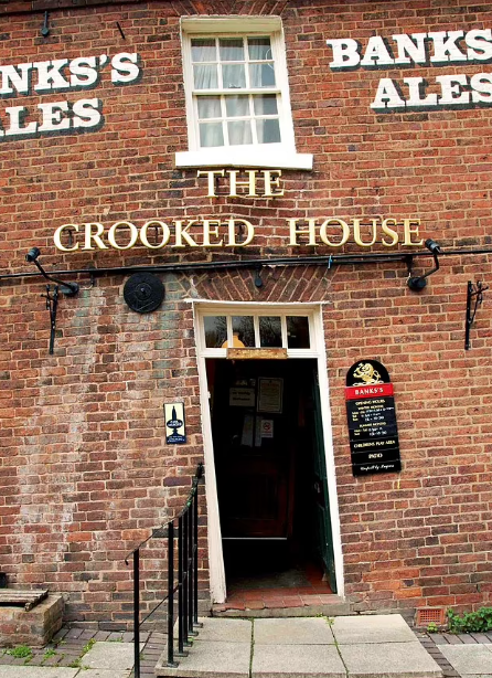 The Crooked House因獨特的傾斜效果,令人產生多種錯覺,而吸引世界各地遊客。(互聯網)