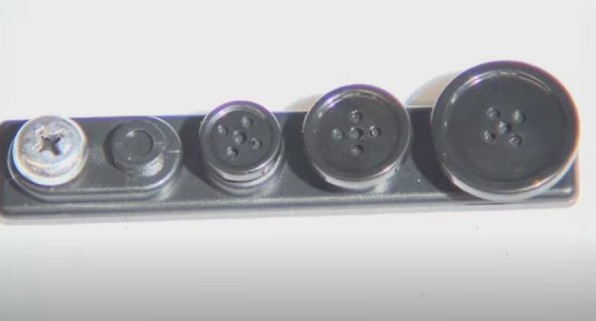 鞋頭鏡頭|鏡頭比鈕扣還細。(互聯網)