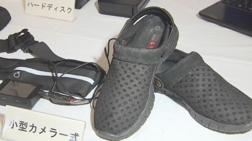 鞋頭鏡頭|車廂偷拍男的鞋上有多個細洞,其中一個藏有鏡頭。(互聯網)