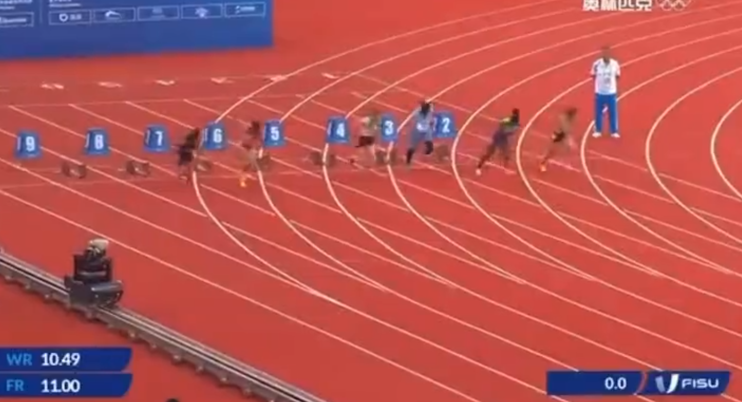 成都世大運︱索馬里女跑手Nasro Abukar Ali100米起步反應不算太慢。(影片截圖)