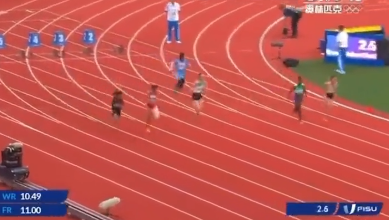 成都世大運︱索馬里女跑手Nasro Abukar Ali100米起步2.6秒已明顯落後。(影片截圖)