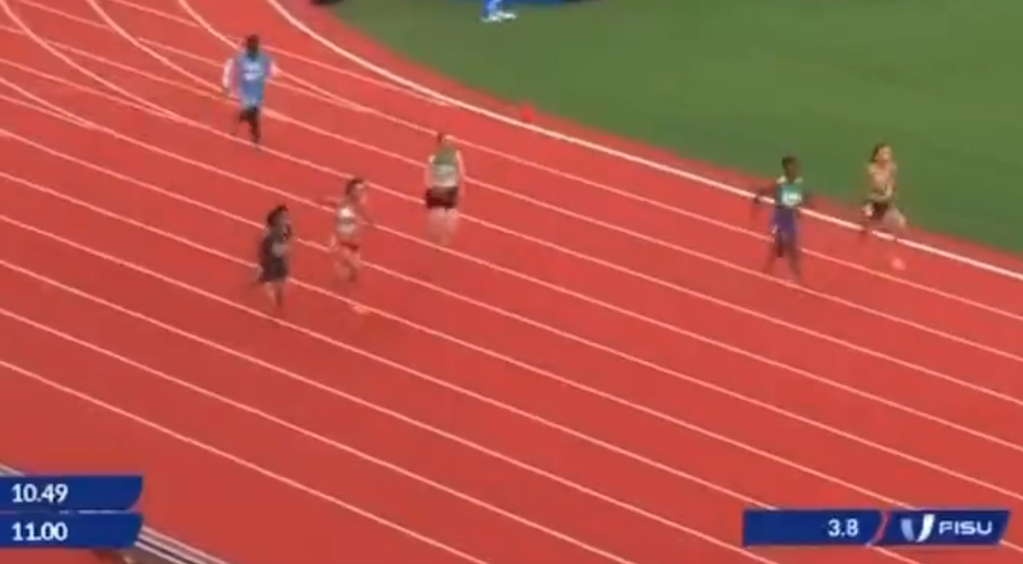 成都世大運︱索馬里女跑手Nasro Abukar Ali100米起步3.8秒落後幾個身位。(影片截圖)