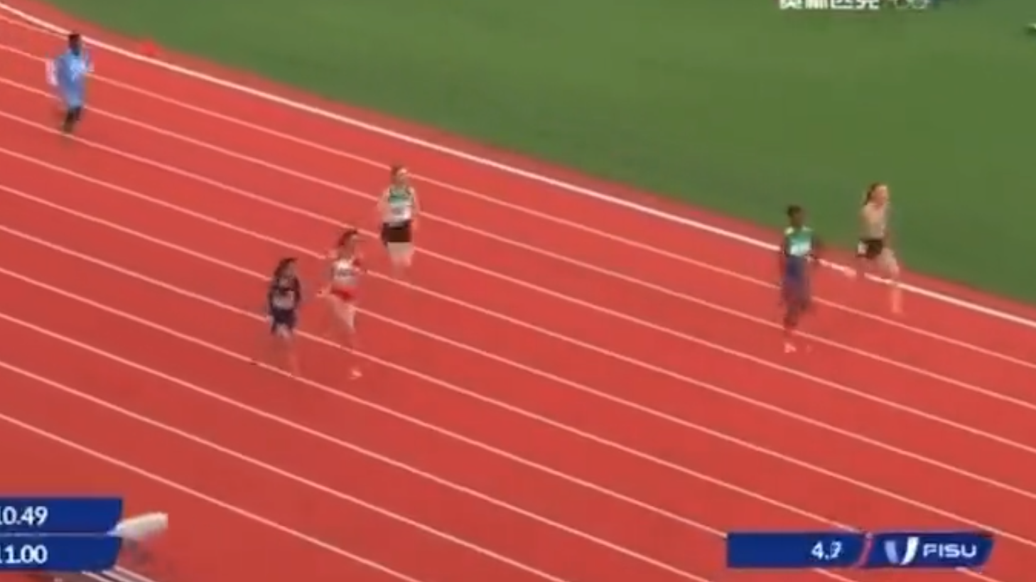 成都世大運︱索馬里女跑手Nasro Abukar Ali100米起步4.7秒已落後至接近畫面外。(影片截圖)