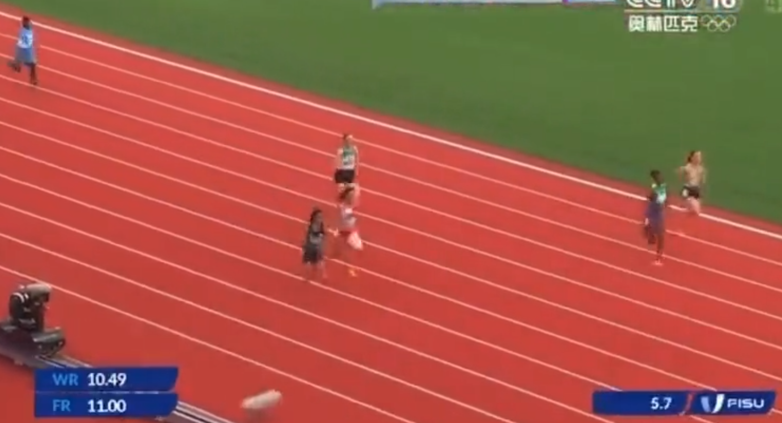 成都世大運︱索馬里女跑手Nasro Abukar Ali100米起步4.7秒已落後至接近畫面外。(影片截圖)