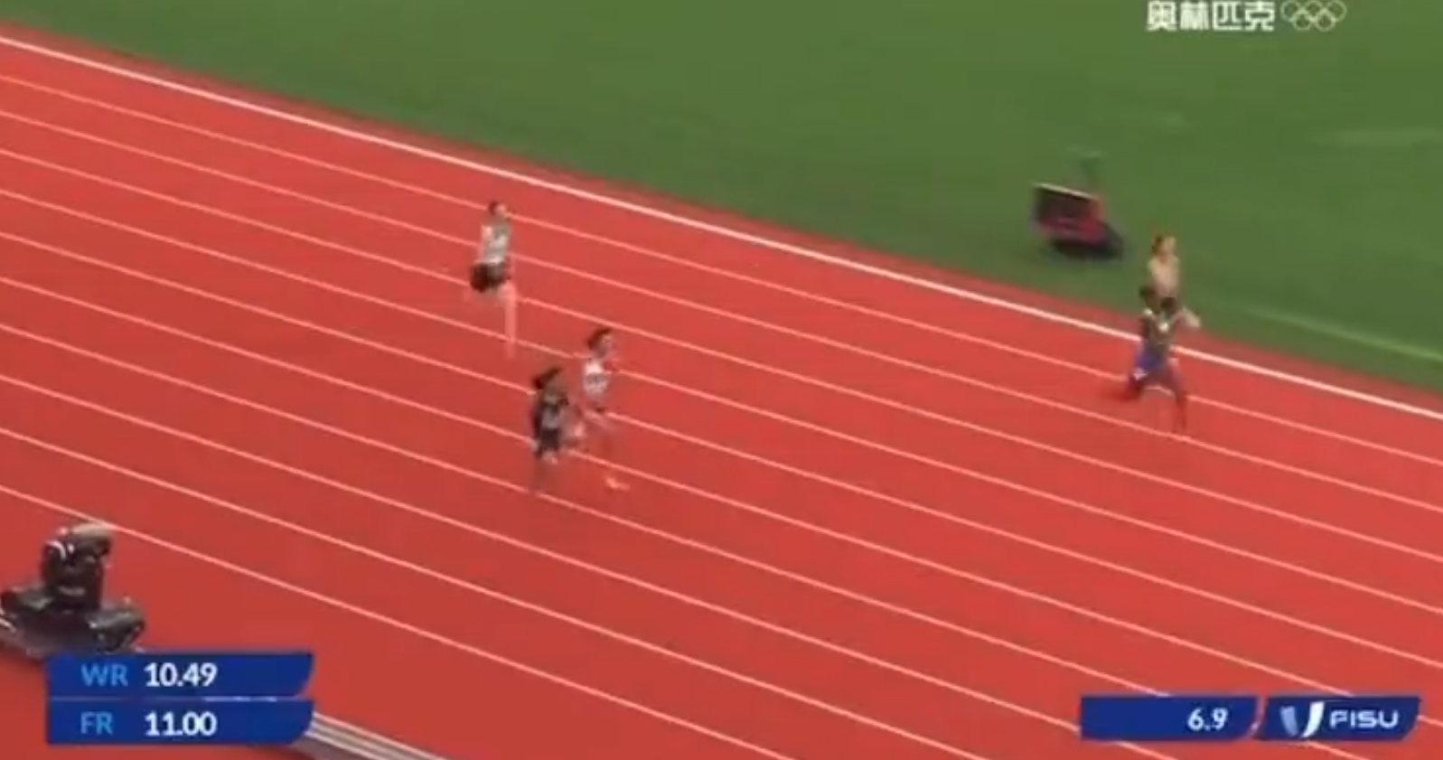 成都世大運︱索馬里女跑手Nasro Abukar Ali100米起步6.9秒已落後至畫面外。(影片截圖)