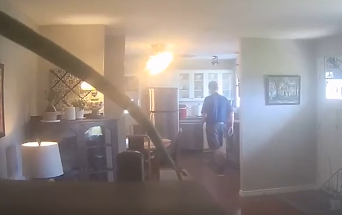 地產經紀被拍下偷飲牛奶一幕。(互聯網)