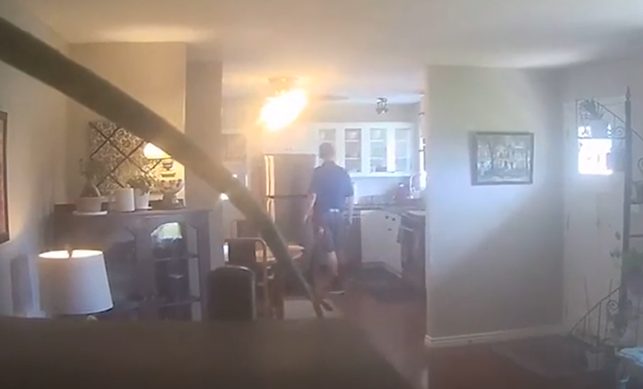 地產經紀被拍下偷飲牛奶一幕。(互聯網)