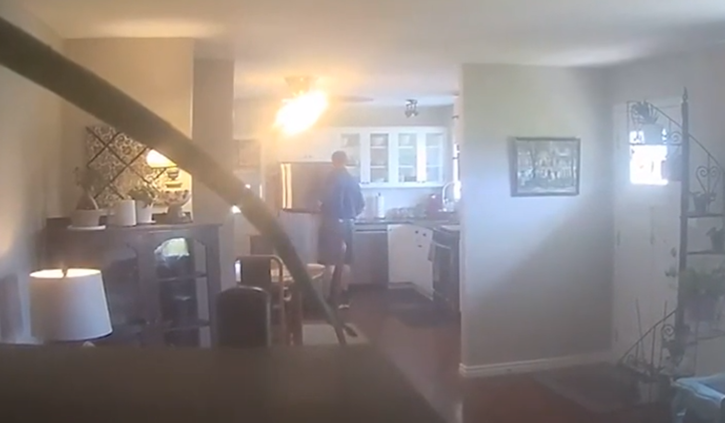 地產經紀被拍下偷飲牛奶一幕。(互聯網)