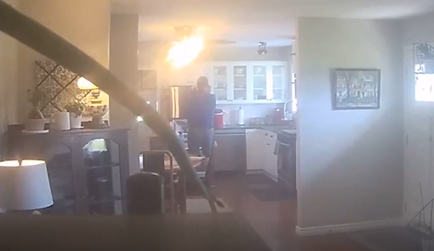 地產經紀被拍下偷飲牛奶一幕。(互聯網)