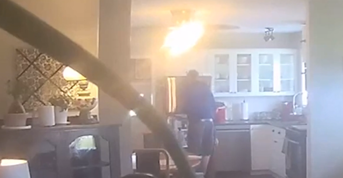 地產經紀被拍下偷飲牛奶一幕。(互聯網)