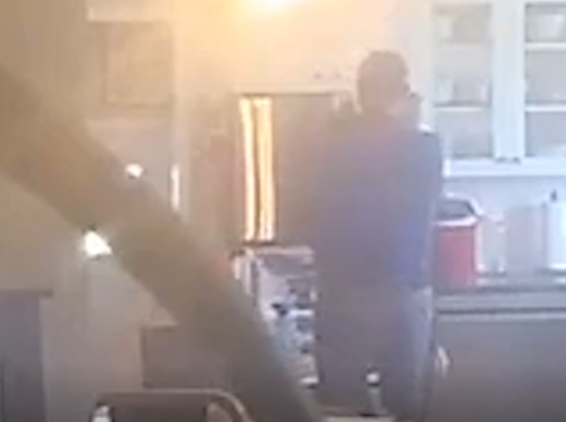 地產經紀被拍下偷飲牛奶一幕。(互聯網)