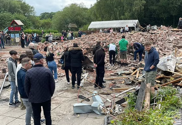 英國酒吧The Crooked House易手後離奇失火被夷平。(互聯網)