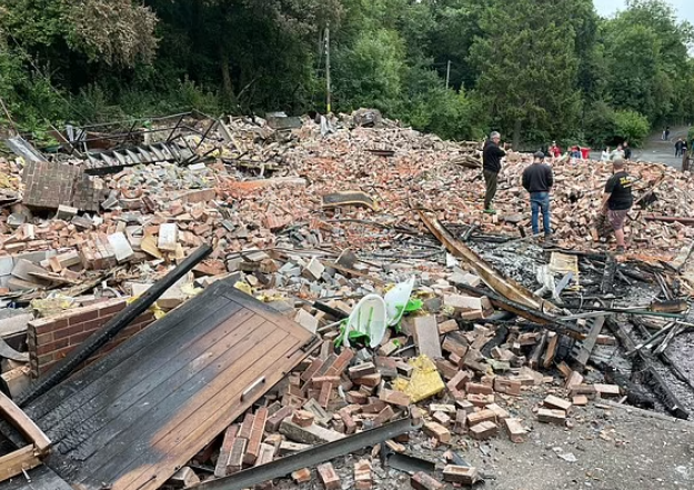 英國酒吧The Crooked House易手後離奇失火被夷平。(互聯網)