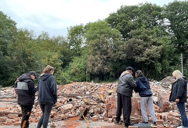 英國酒吧The Crooked House易手後離奇失火被夷平。(互聯網)